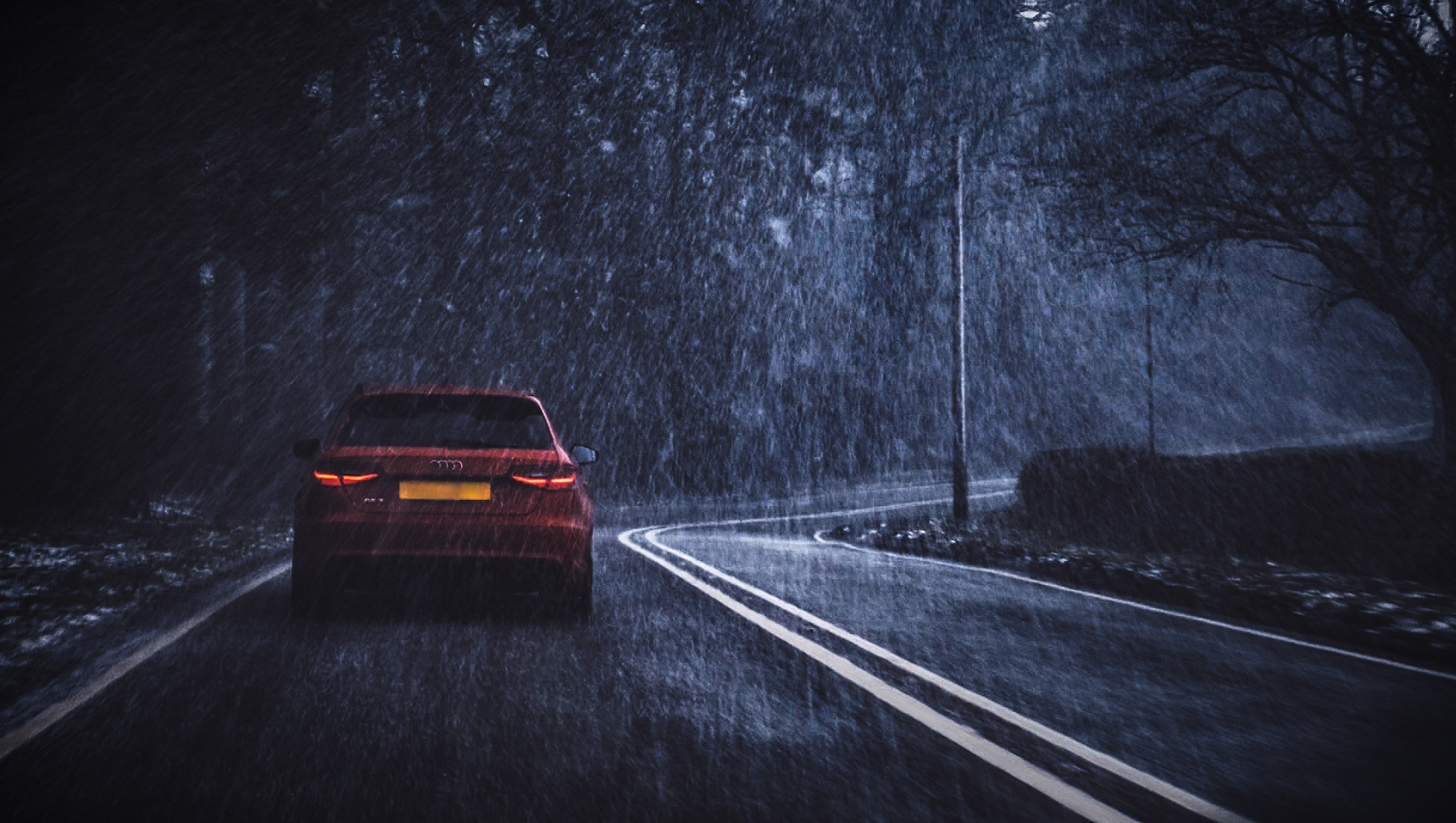Days 8 nights. Машина под дождем. Машина ночь дождь. Машина ночью на дороге. Дорога дождь машина.